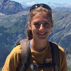 Leichtathletin Sophie Baumann bei einer Wanderung